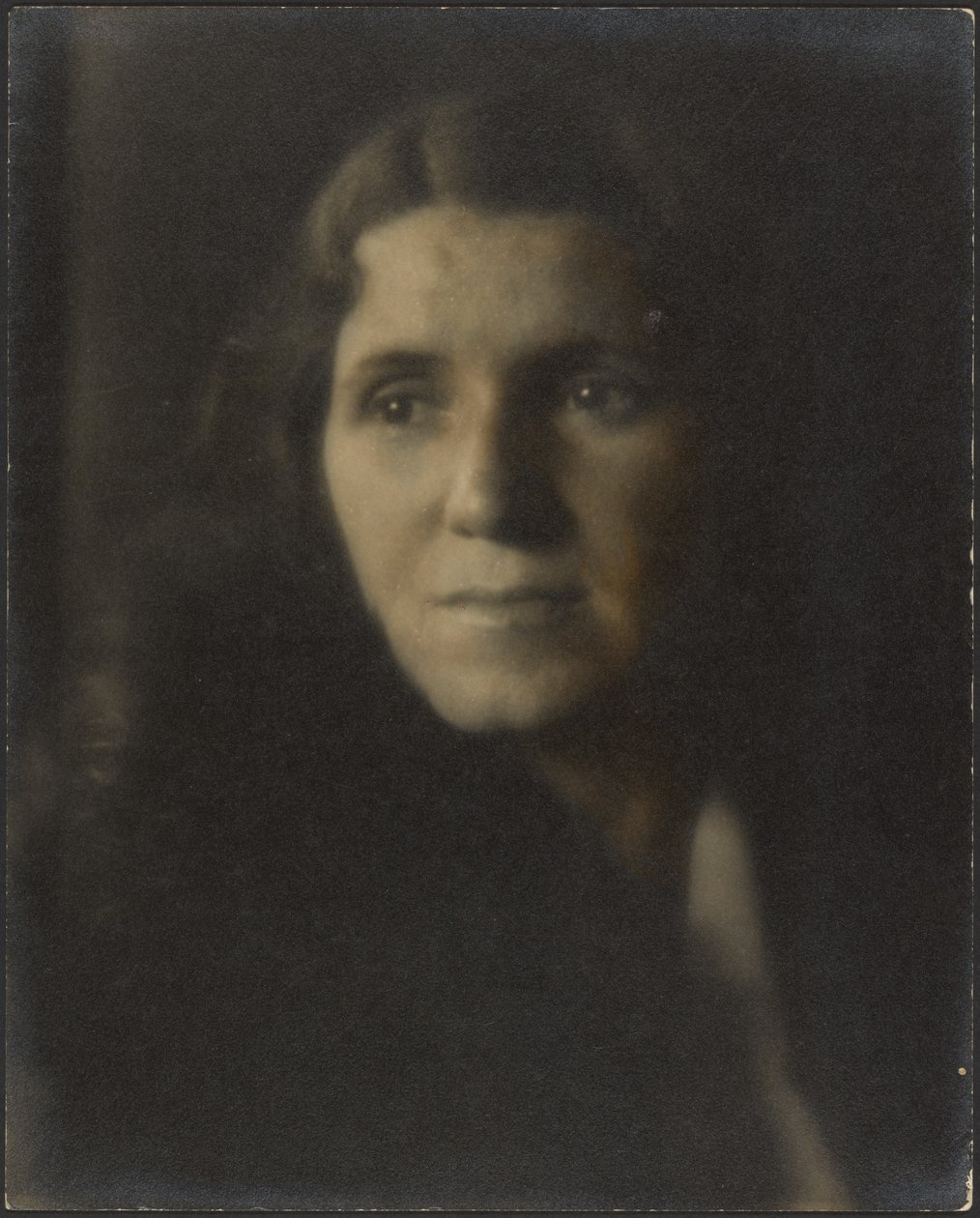 [Portret van een vrouw in de schaduw]. door Louis Fleckenstein