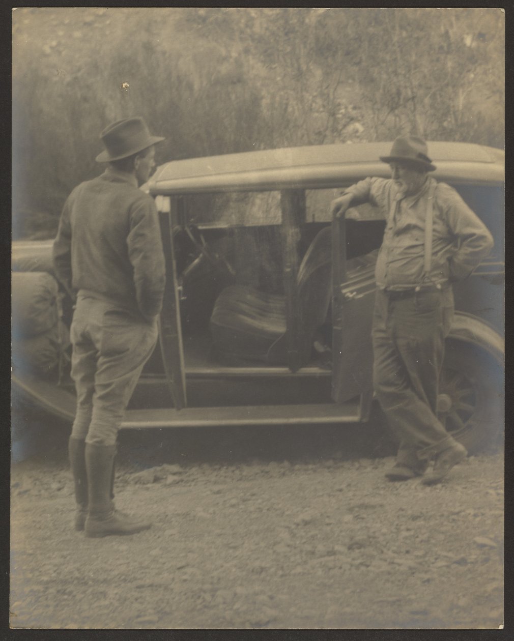 [Twee mannen voor een auto]. door Louis Fleckenstein