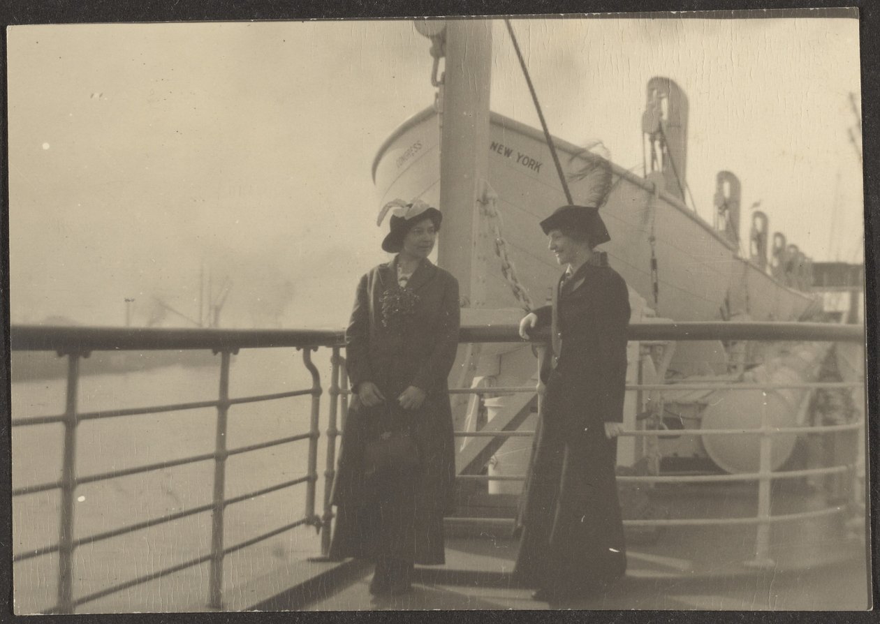 [Twee vrouwen op een pier]. door Louis Fleckenstein