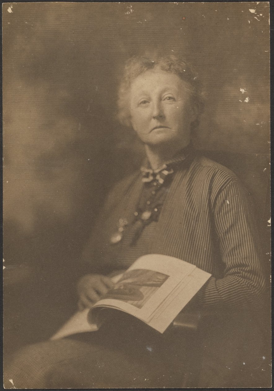 [Woman Holding Magazine]. door Louis Fleckenstein