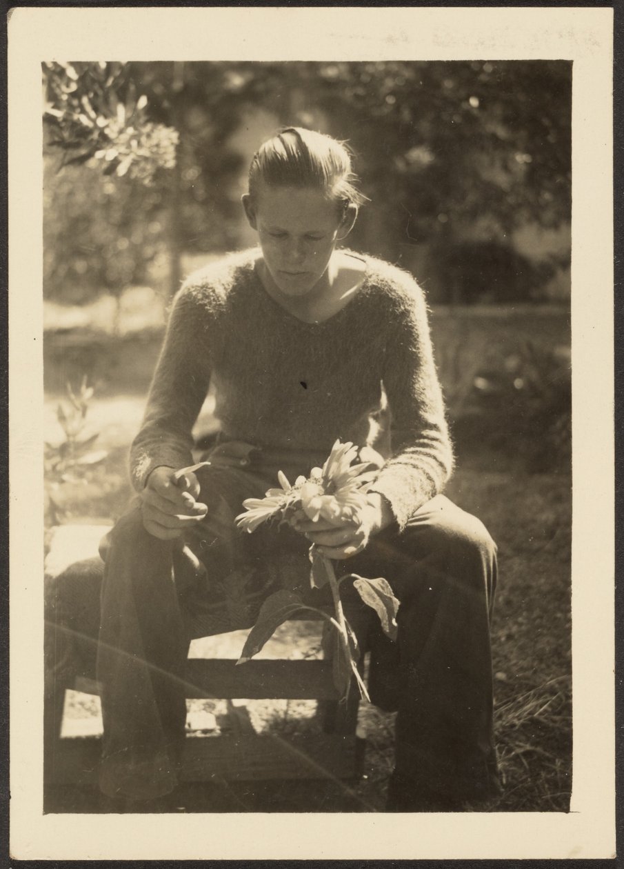 [Vrouw die zonnebloemen vasthoudt]. door Louis Fleckenstein