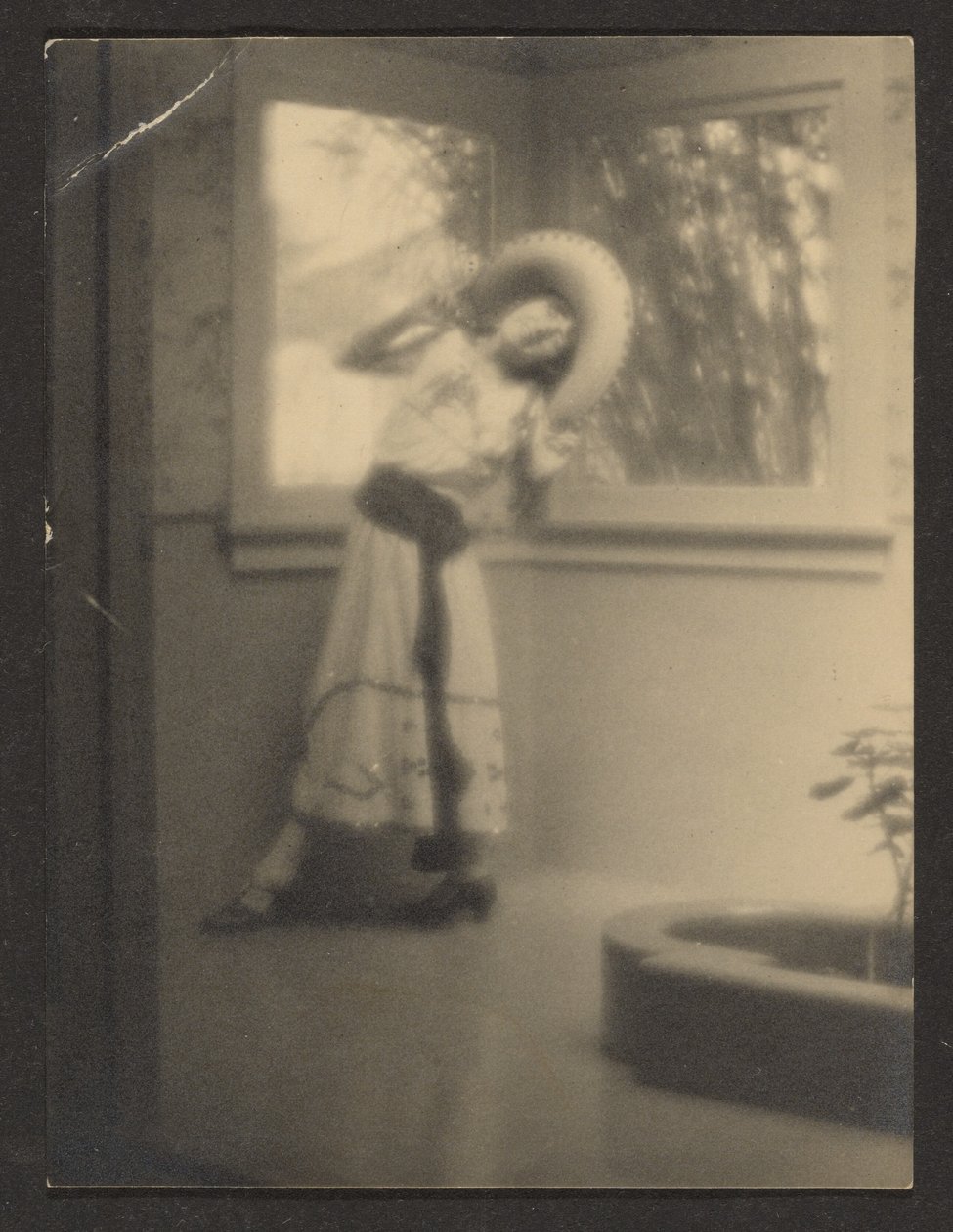 [Vrouw poseert in Mexicaanse outfit]. door Louis Fleckenstein