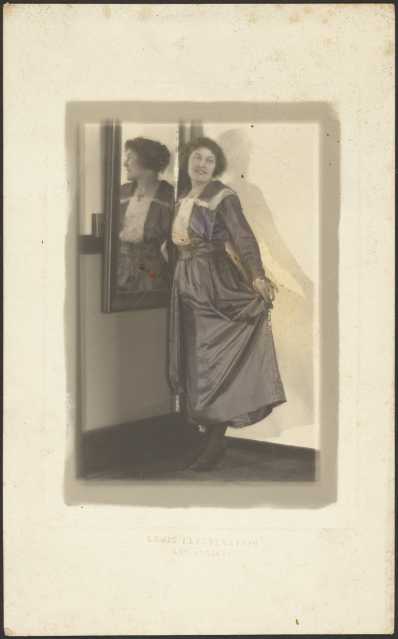 [Vrouw en haar spiegelbeeld]. door Louis Fleckenstein