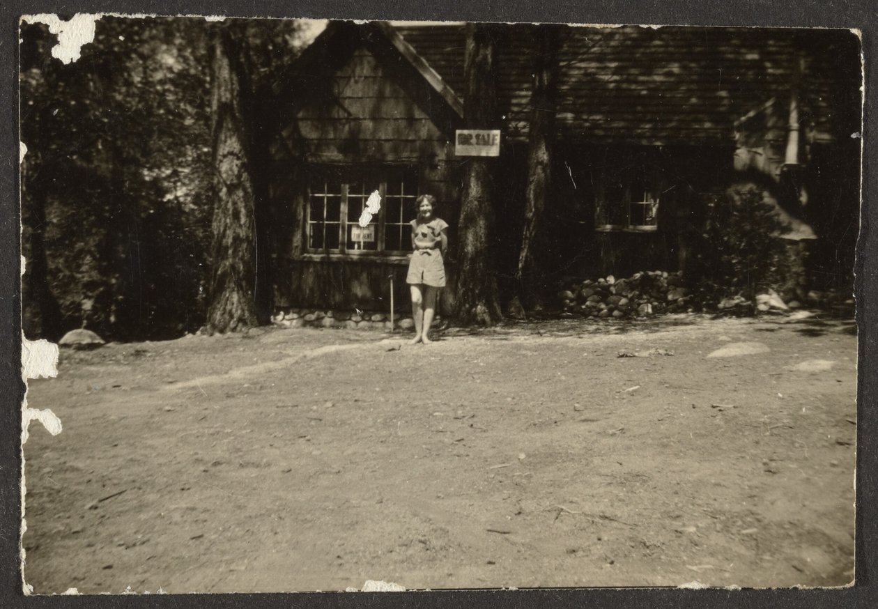 [Vrouw voor hut]. door Louis Fleckenstein