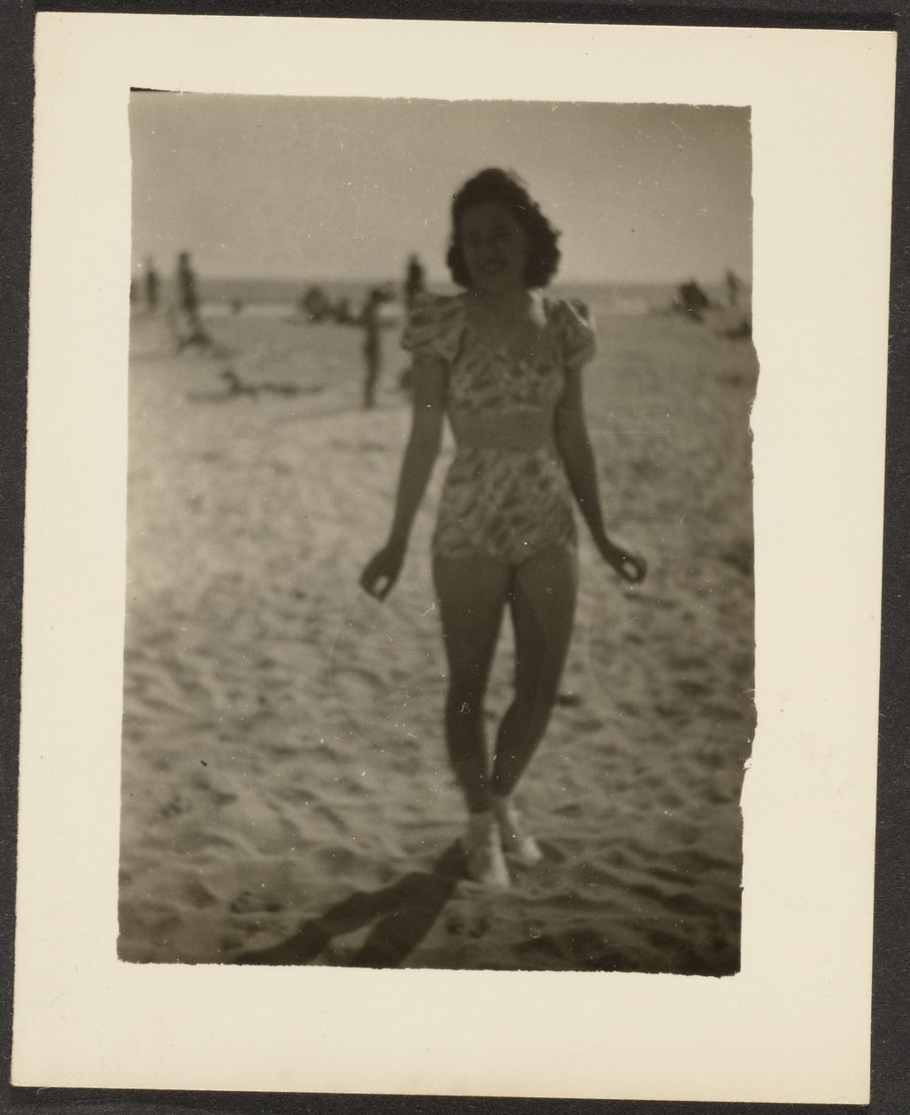 [Vrouw in bikini]. door Louis Fleckenstein