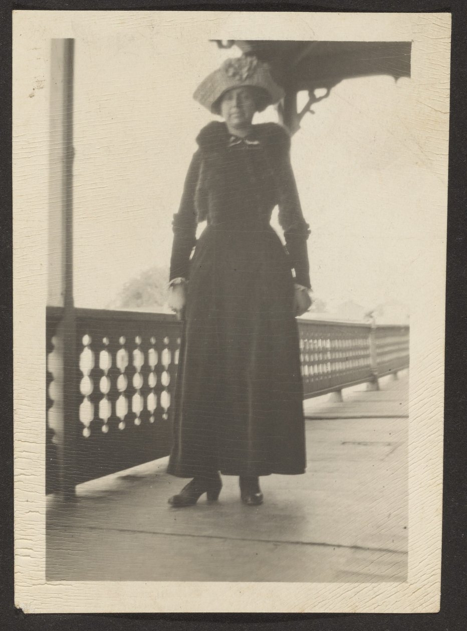 [Vrouw op balkon] door Louis Fleckenstein