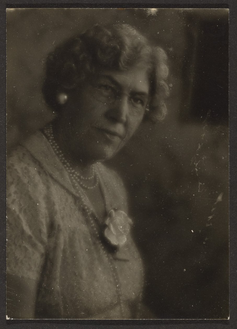 [Vrouw met witte bloem en parels]. door Louis Fleckenstein