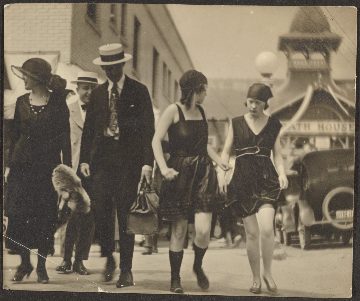[Vrouwen in klederdracht op straat]. door Louis Fleckenstein