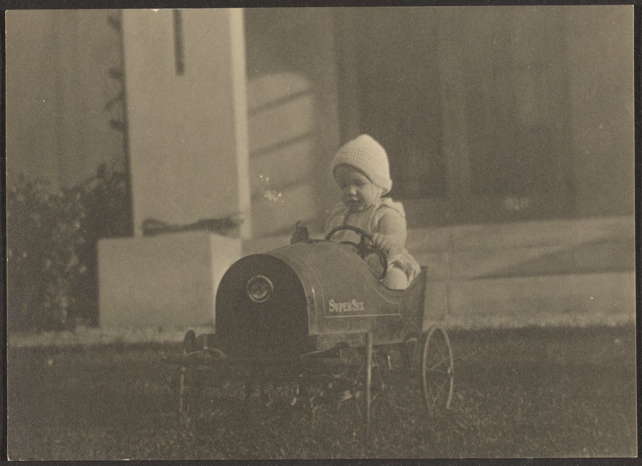 [Jong kind in Super Six auto]. door Louis Fleckenstein