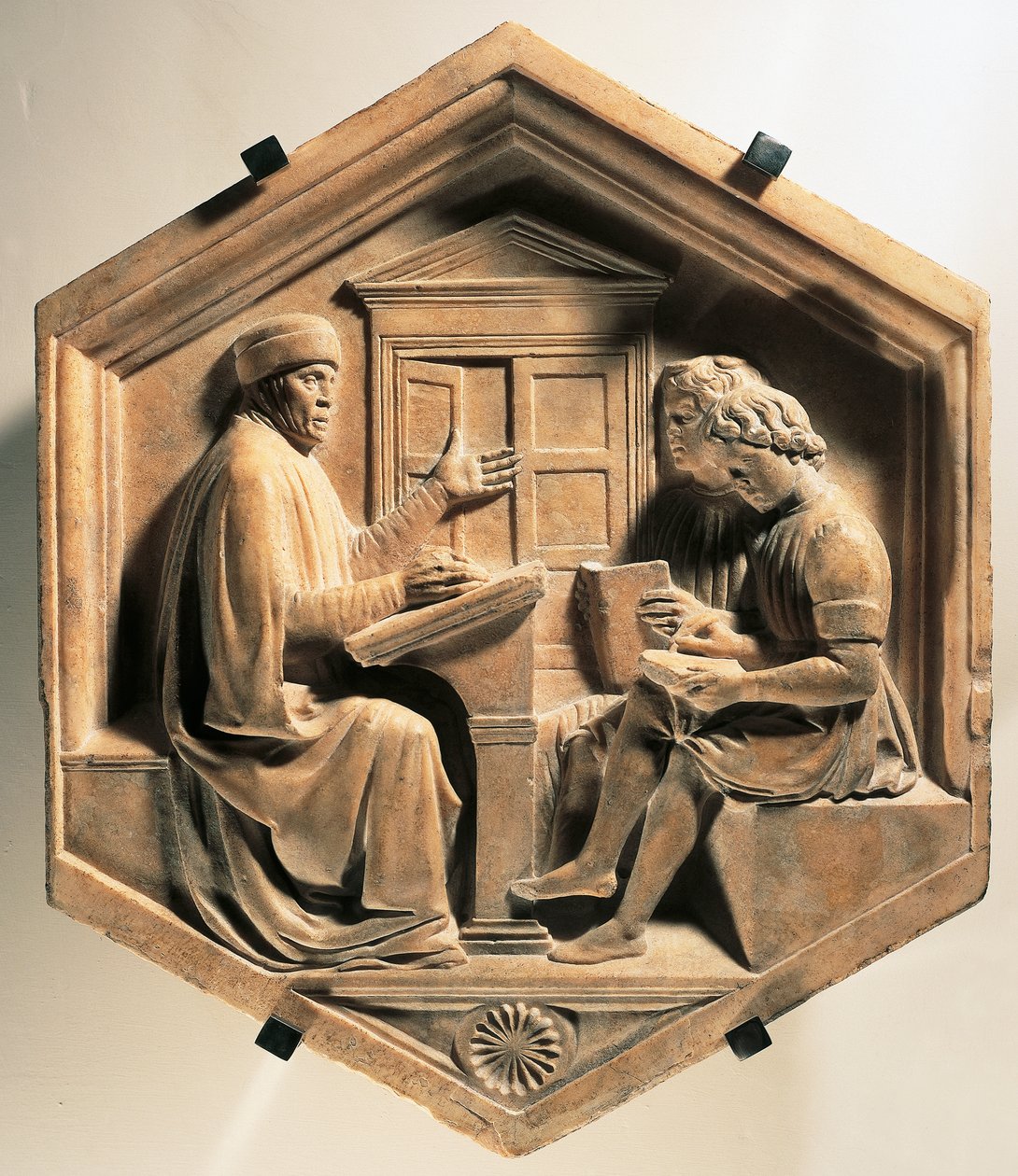 De geleerde Priscian, die twee studenten onderwijst door Luca Della Robbia