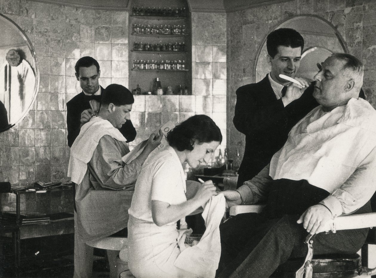 Kapperszaak en manicure door Luigi Leoni