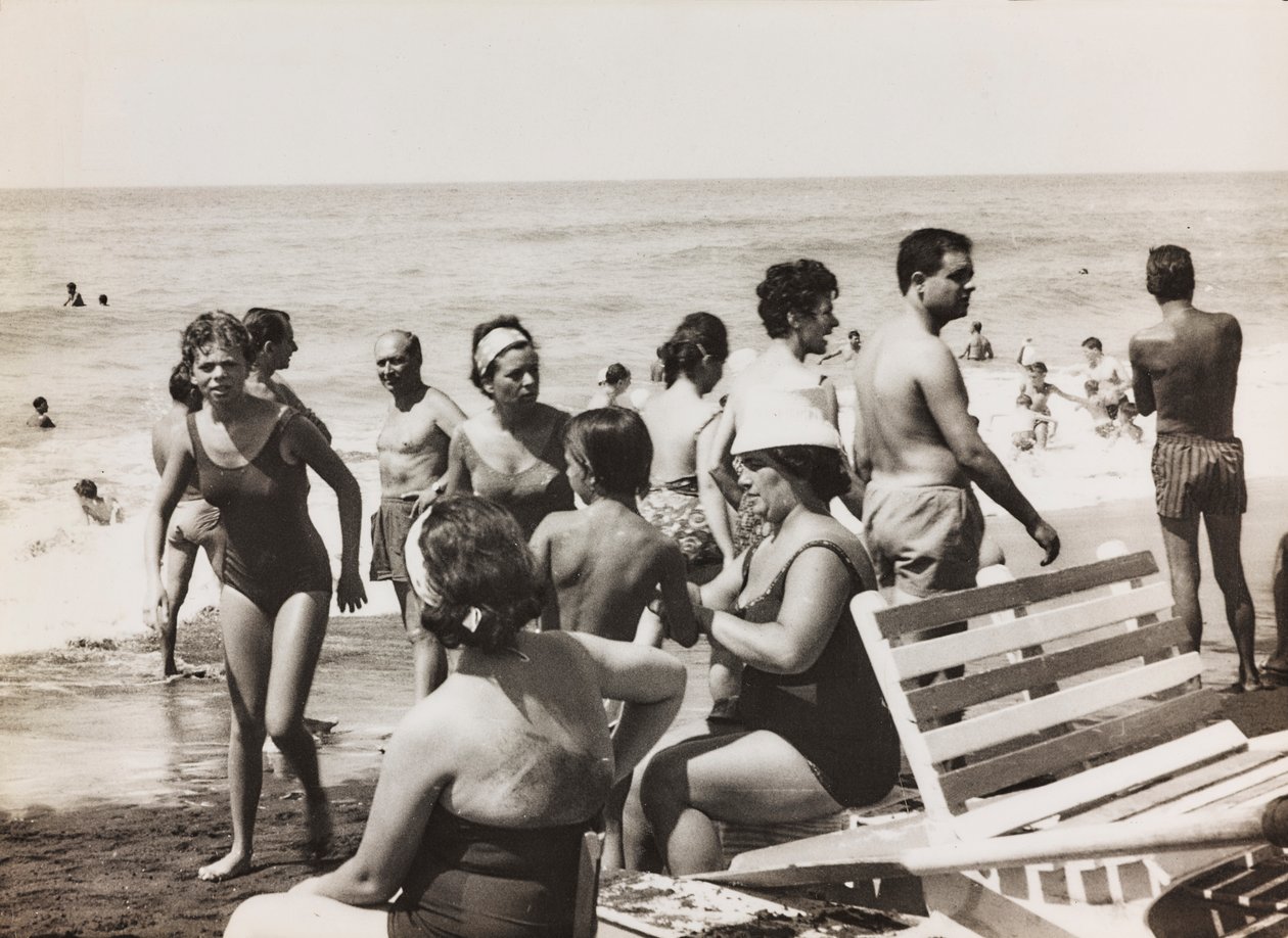 Italianen op het strand door Luigi Leoni