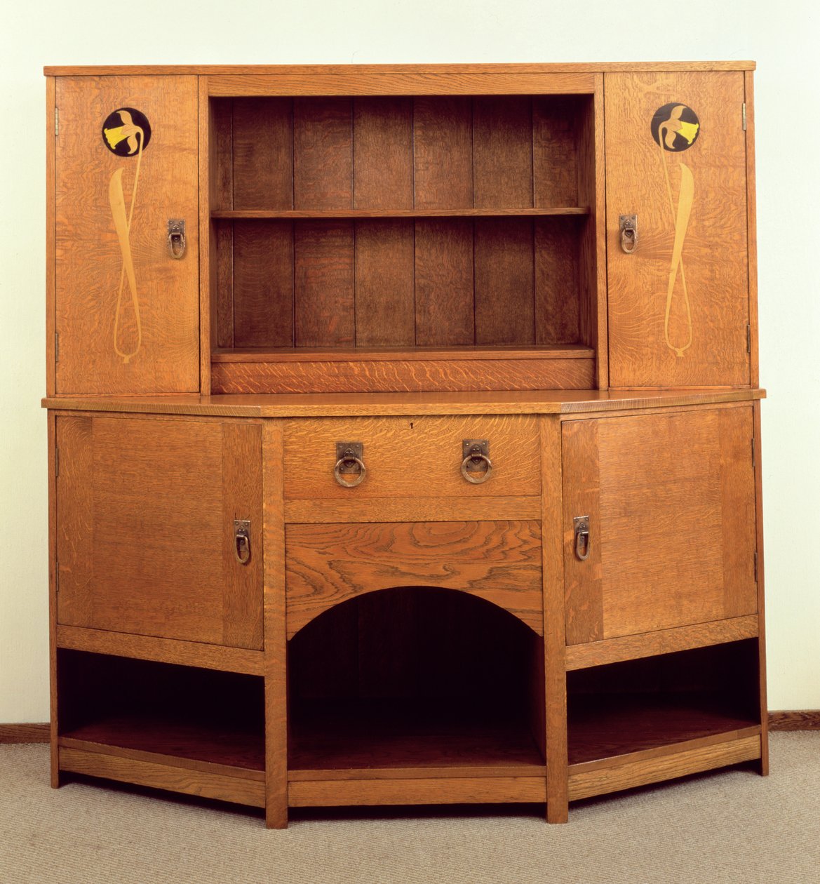 Het Narcis Dressoir, gemaakt door John P White, Pyghtle Works, ca. 1901 door Mackay Hugh Baillie Scott