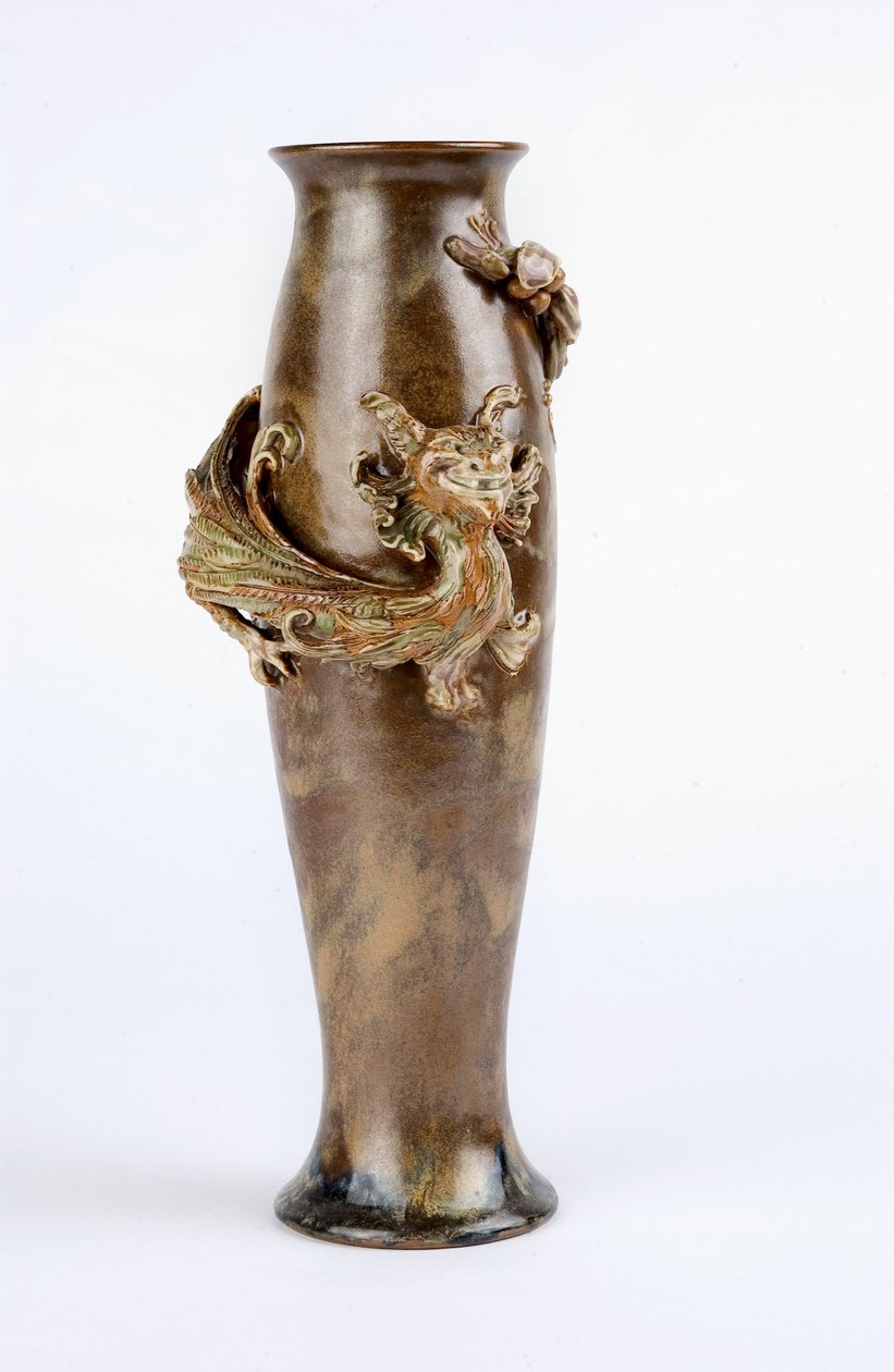 Groene en bruine geglazuurde vaas met een gemodelleerde drakenreliëf, Doulton und Co., Lambeth door Mark V. Marshall