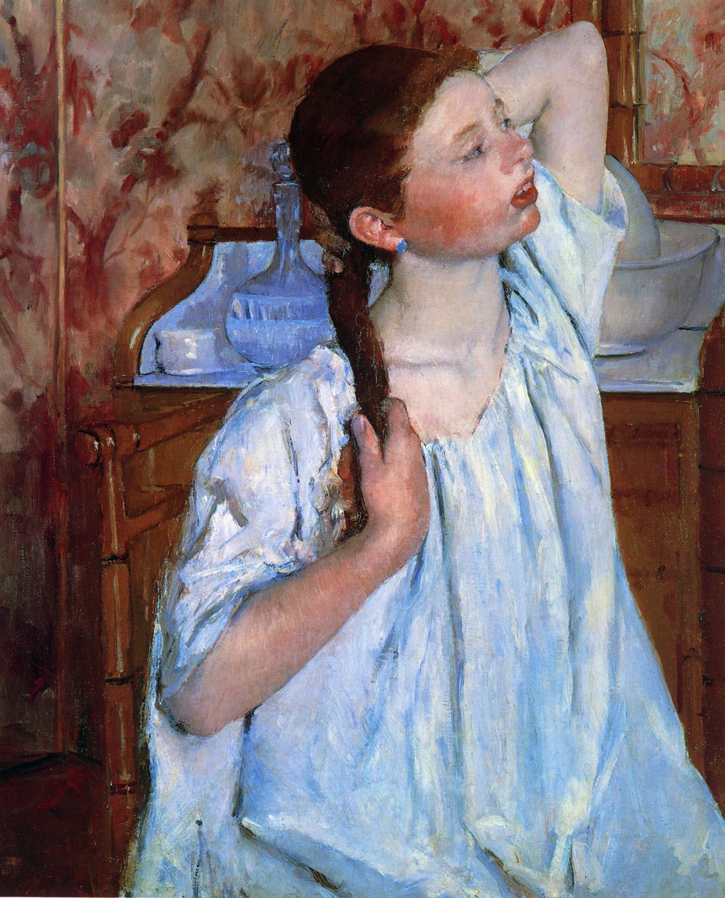 Meisje dat haar haar schikt door Mary Cassatt