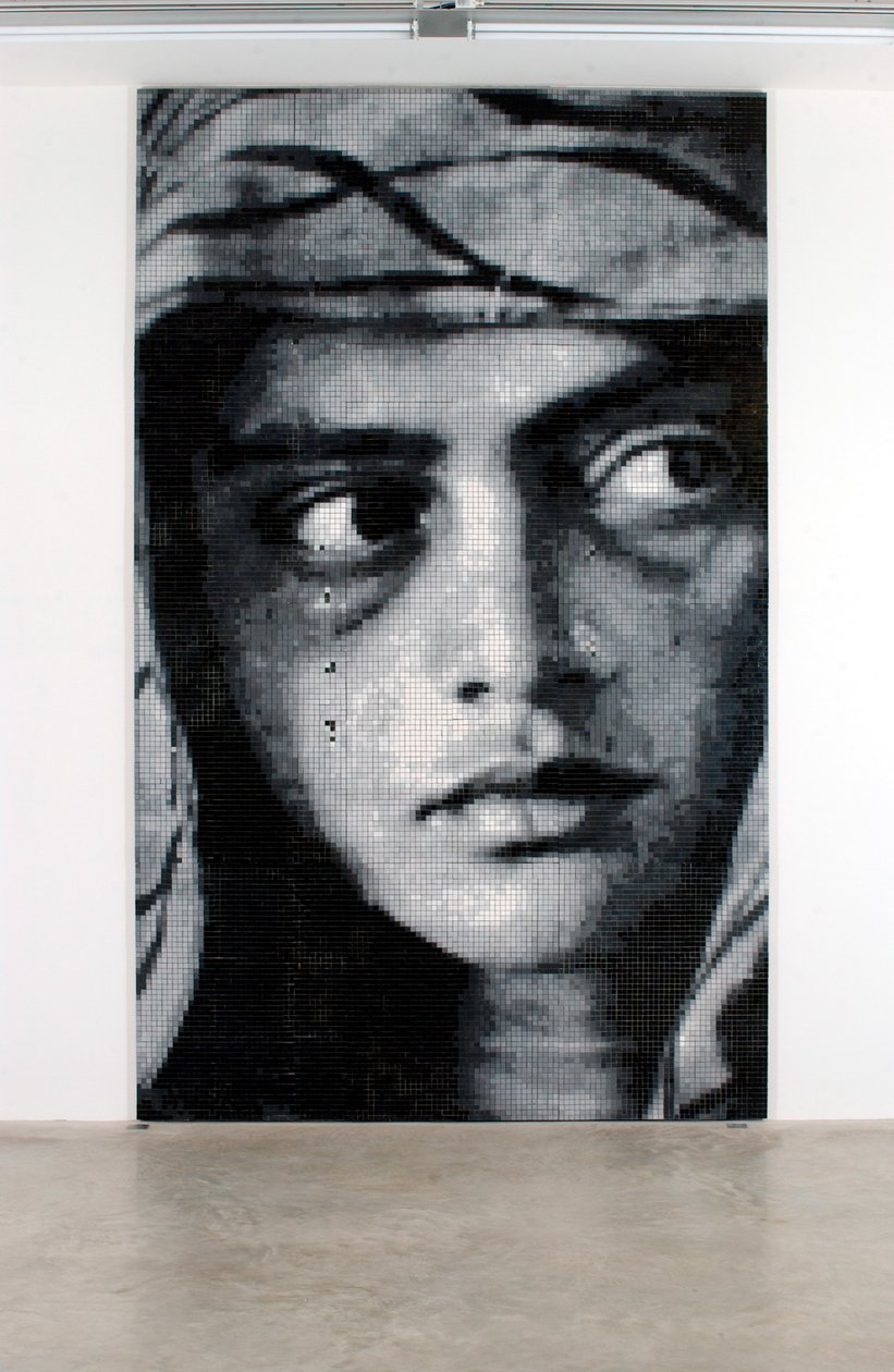 Madonna, 2001 (Keramische tegel, cement, hout) door Mat Collishaw