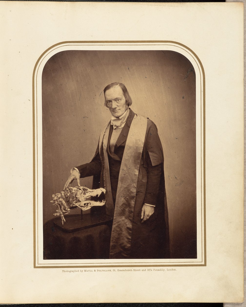 Professor Owen, F.R.S. door Maull and Polyblank