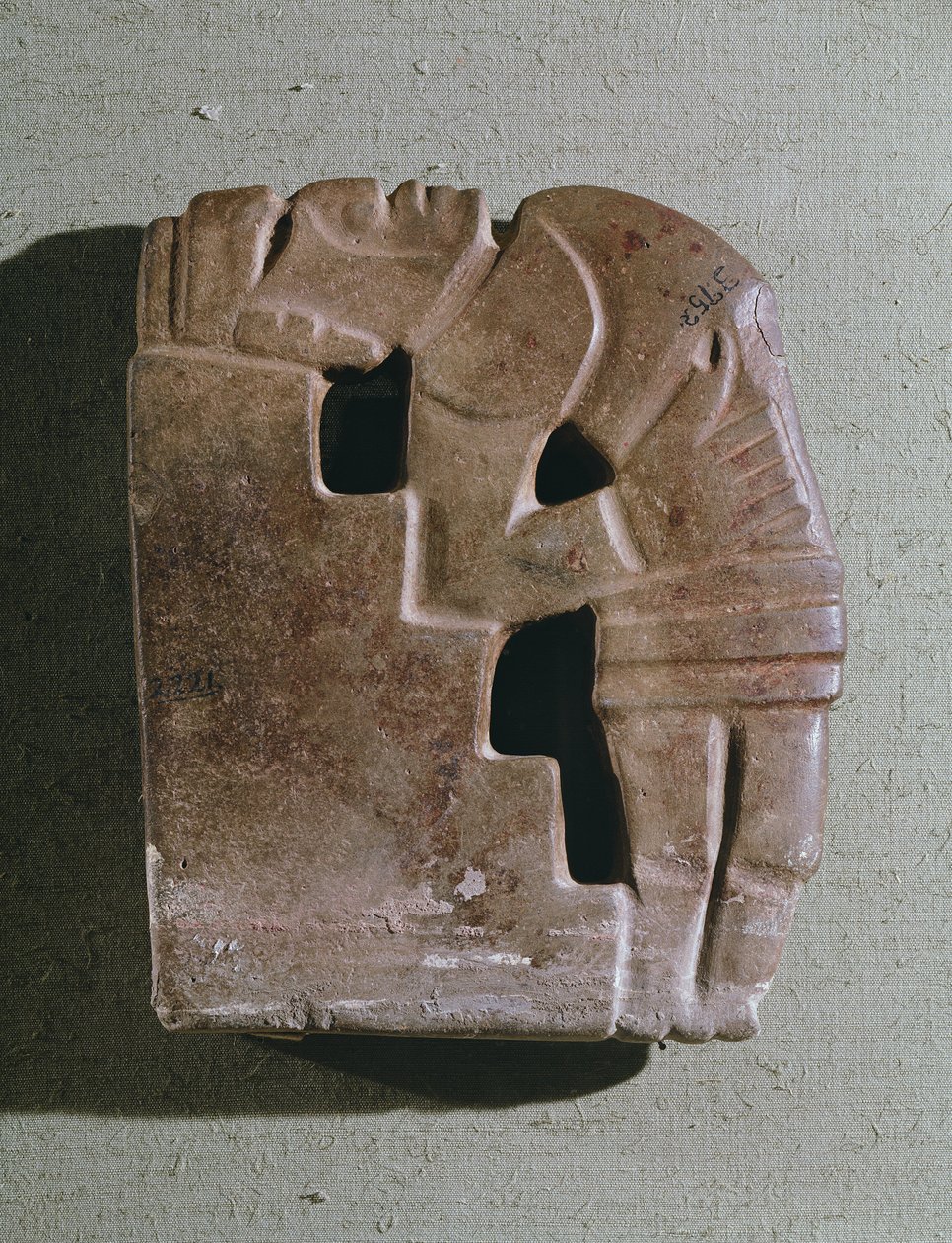 Man in een offerpositie tegen een trede, Klassieke periode, 250-950 AD door Mayan