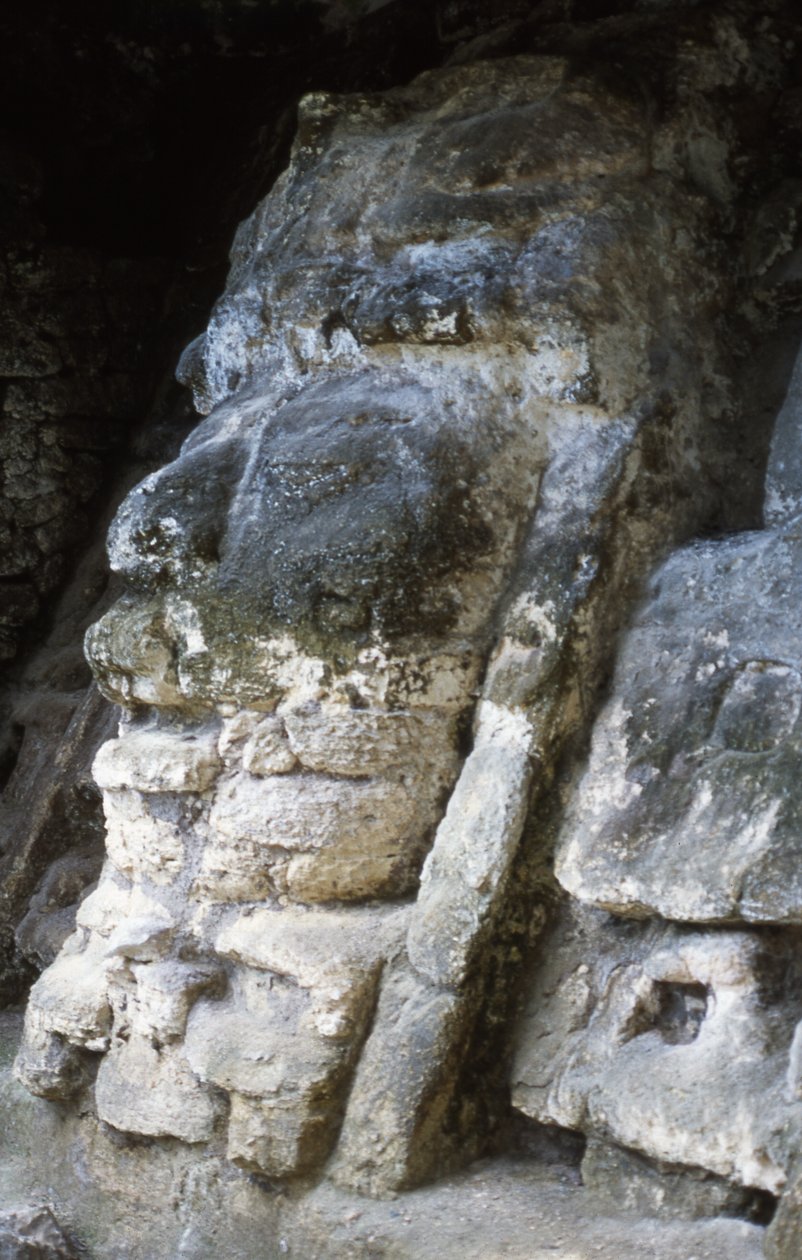 Masker op een piramide, 200 v.Chr. door Mayan