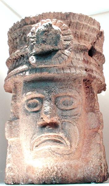 Figuur met een gevederde hoed, 500-800 AD door Mayan