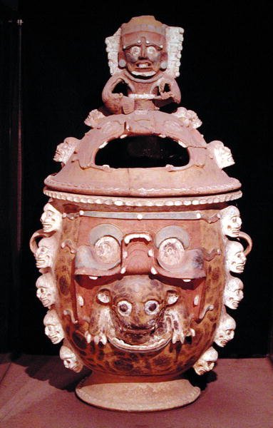 Urn met een deksel, uit Guatemala, Klassieke Periode, 600-950 door Mayan