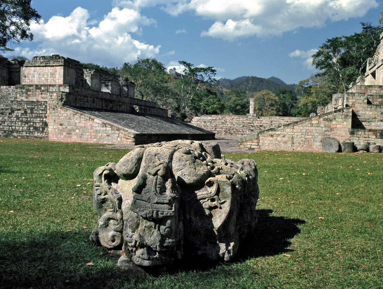 Het balveld en altaar M, 378 na Christus door Mayan