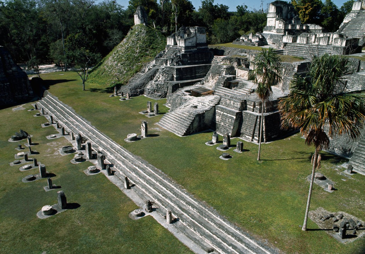 Tikal noordelijke acropolis door Mayan