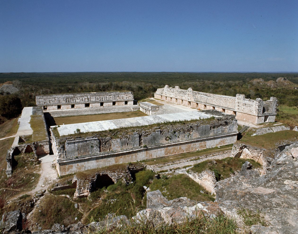 Zicht op de Nunnery Quadrangle, 9e-10e eeuw door Mayan
