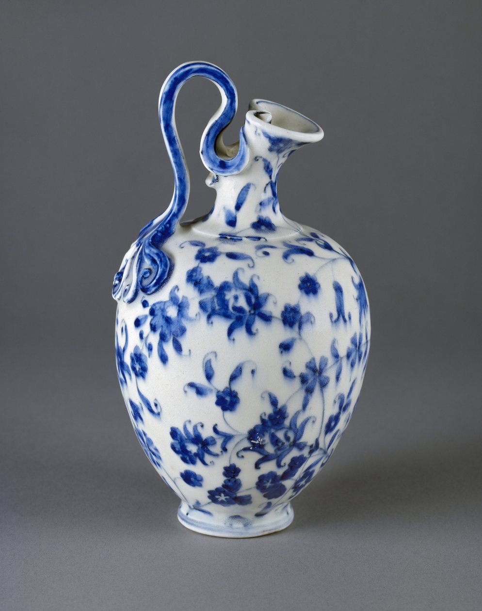 Fles van Imitatieporselein door Medici Porcelain Manufactory