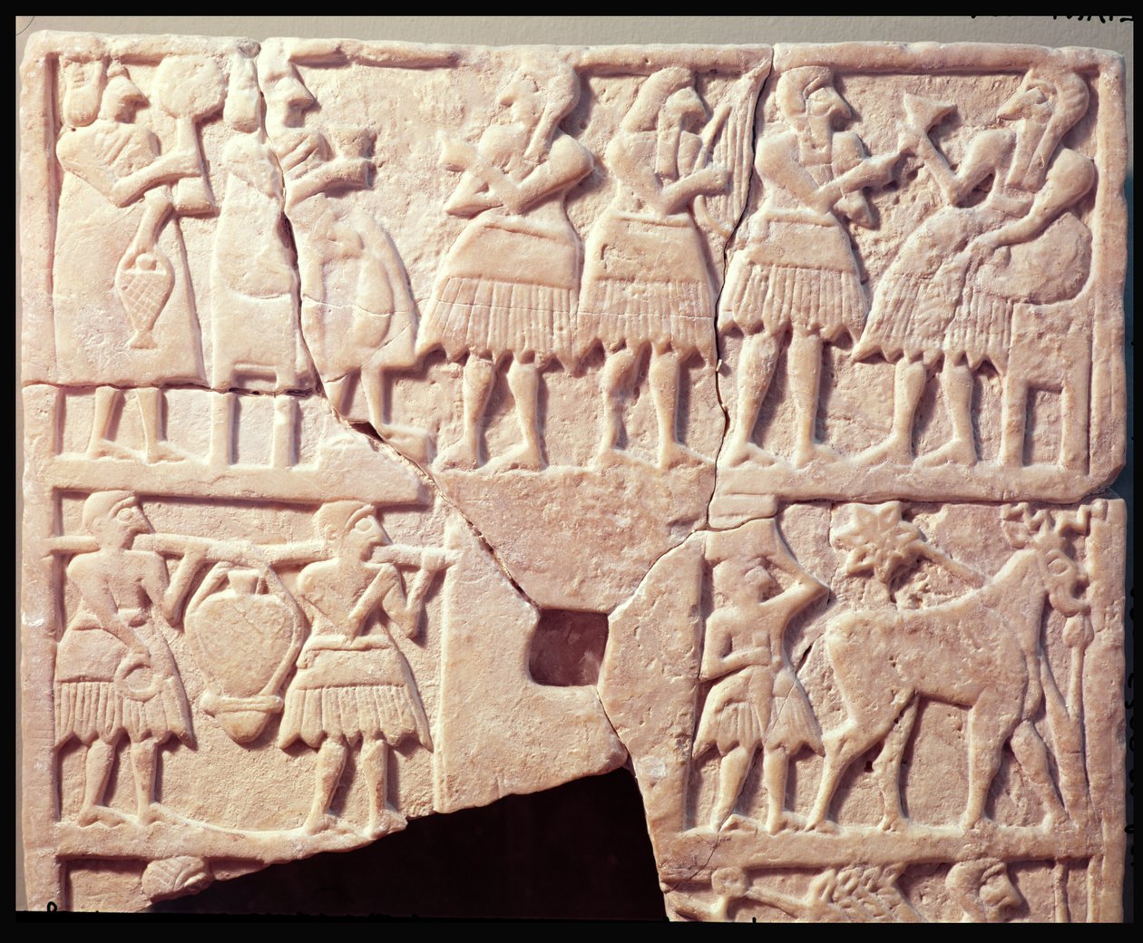 Votiefplaat die een offerscène toont, uit Diyala, Vroeg-Dynastieke Periode, 2600-2500 v.Chr. door Mesopotamian