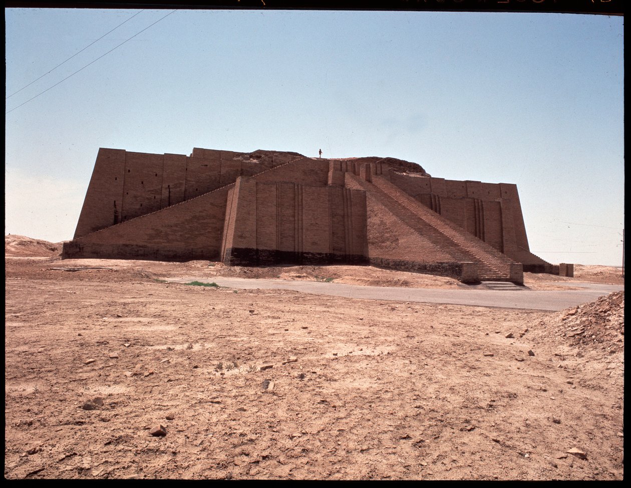 Uitzicht op de gereconstrueerde ziggurat, 2050 v.Chr. door Mesopotamian Mesopotamian