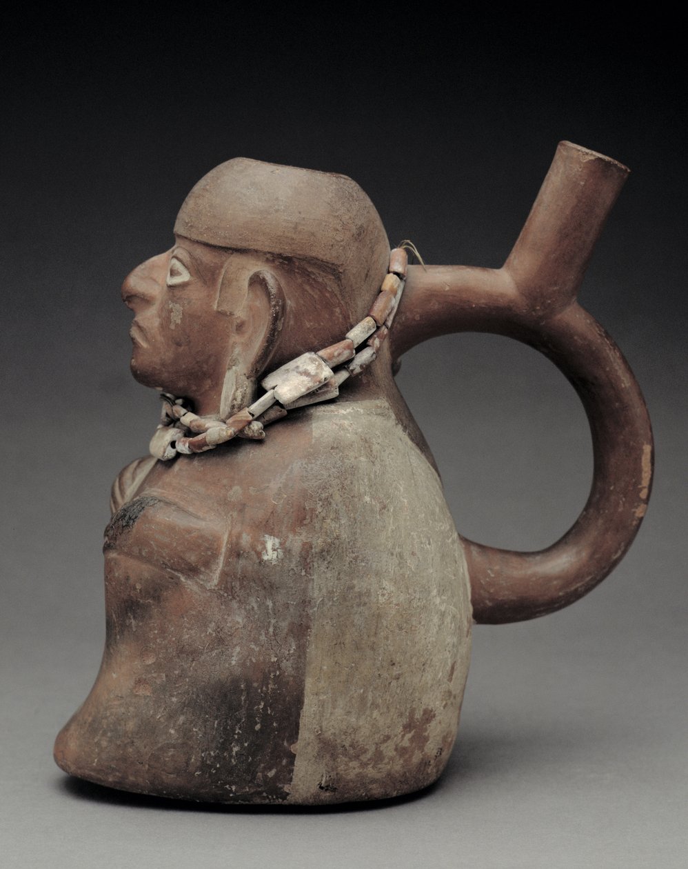 Stijgbeugelvaas die een hoogwaardigheidsbekleder onder invloed van coca uitbeeldt, 1e-8e eeuw na Chr. (terracotta) door Moche