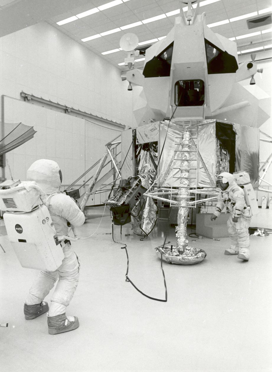 Apollo 13 - NASA door NASA Images