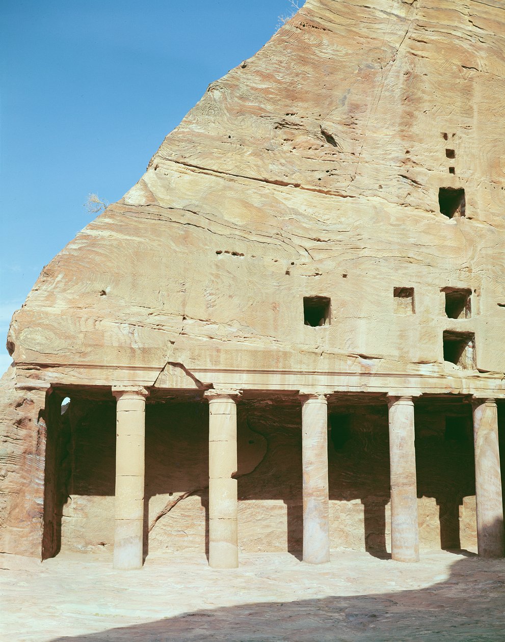 Uitzicht op een laterale colonnade door Nabatean