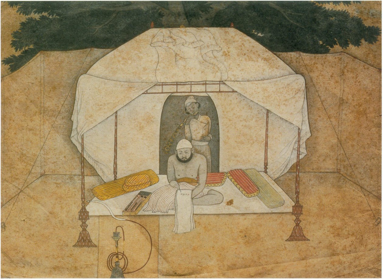 Balwant Singh zittend schrijvend op een veldbed door Nainsukh