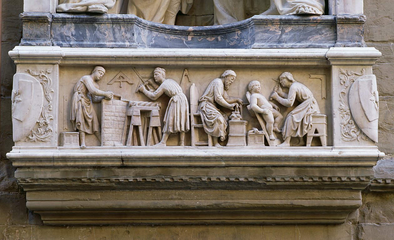 Reliëf dat kunstenaars en ambachtslieden aan het werk toont, van de basis van de nis die de Quattro Coronati afbeeldt (marmer) door Nanni di Banco