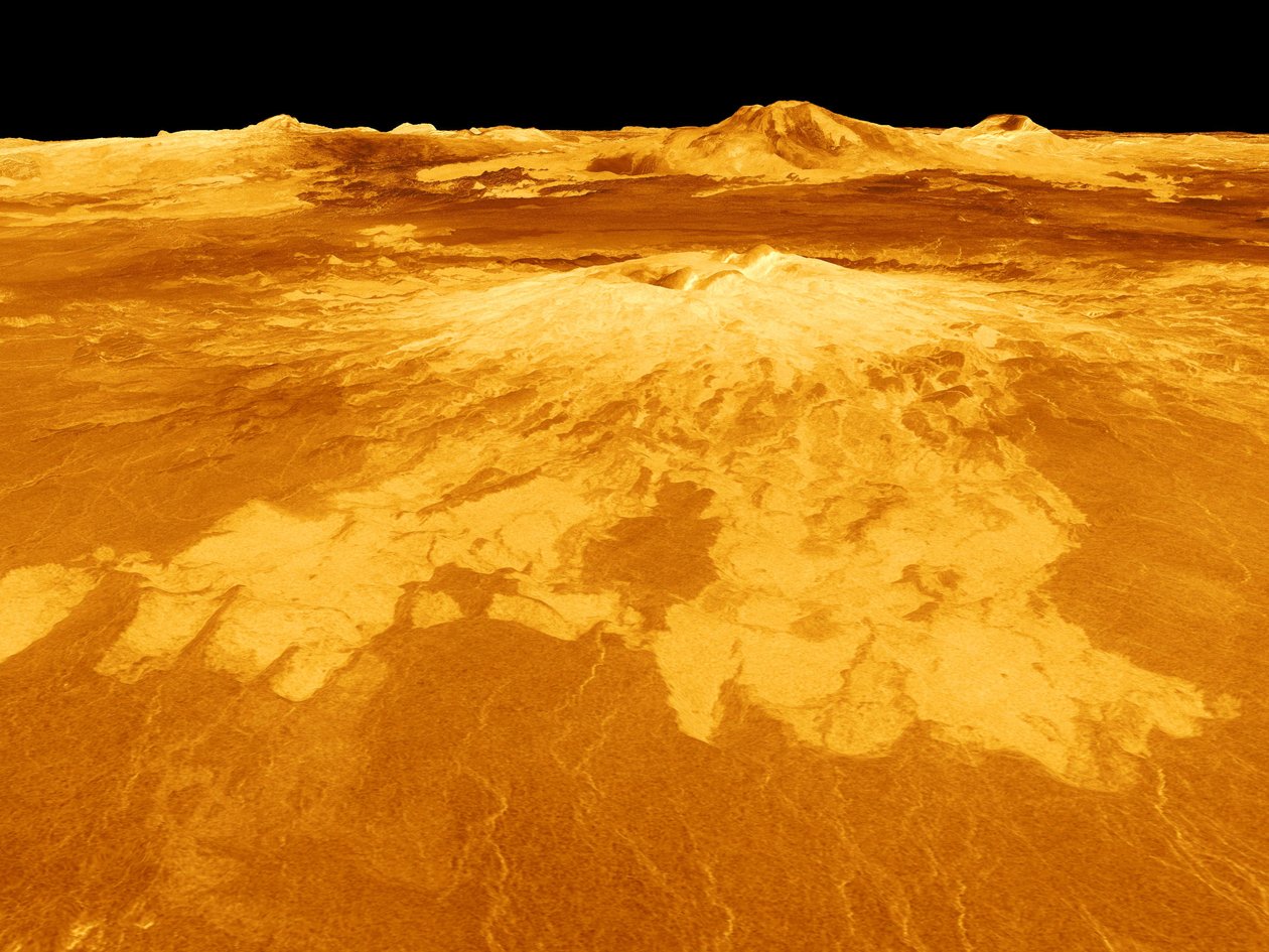 Computergegenereerd beeld van het oppervlak van de planeet Venus, gedomineerd door de vulkaan Sapas Mons. Lavastromen strekken zich honderden kilometers uit over de gebroken vlaktes in de voorgrond. door National Aeronautics and Space Administration National Aeronautics and Space Administration