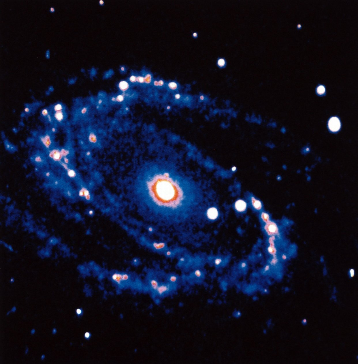 Spiraalstelsel M81 in het sterrenbeeld Ursa Minor. Dit sterrenstelsel is ongeveer 12 miljoen lichtjaar van de aarde verwijderd. door National Aeronautics and Space Administration National Aeronautics and Space Administration