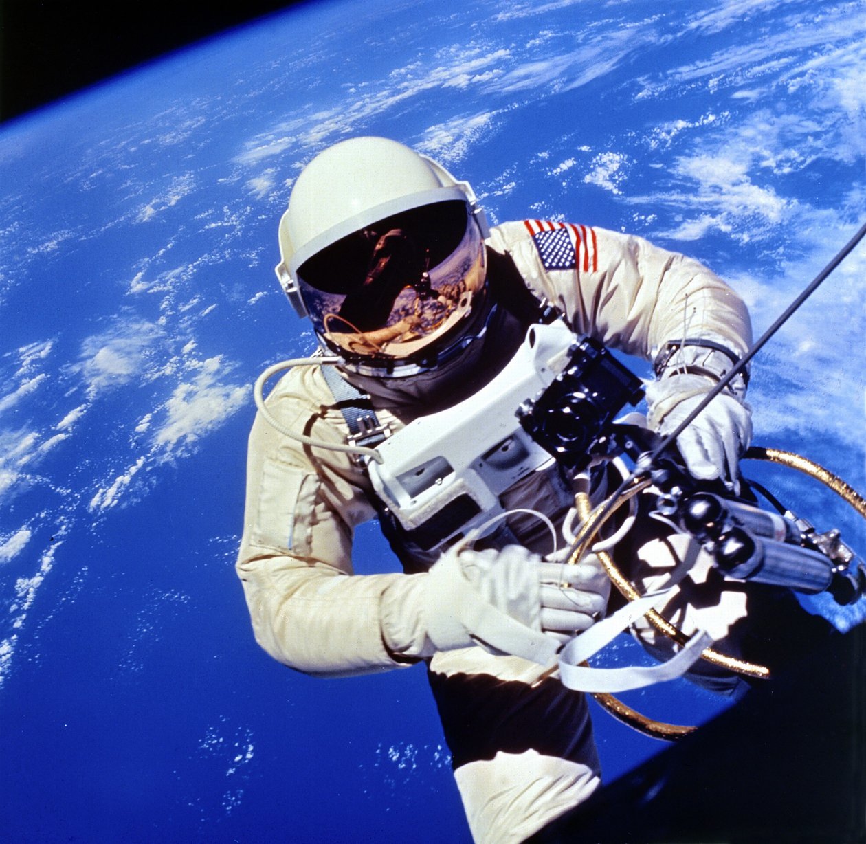 Amerikaanse astronaut Edward H. White II voert externe taken uit tijdens de derde omloop van de Gemini-Titan 4-vlucht. door National Aeronautics and Space Administration National Aeronautics and Space Administration