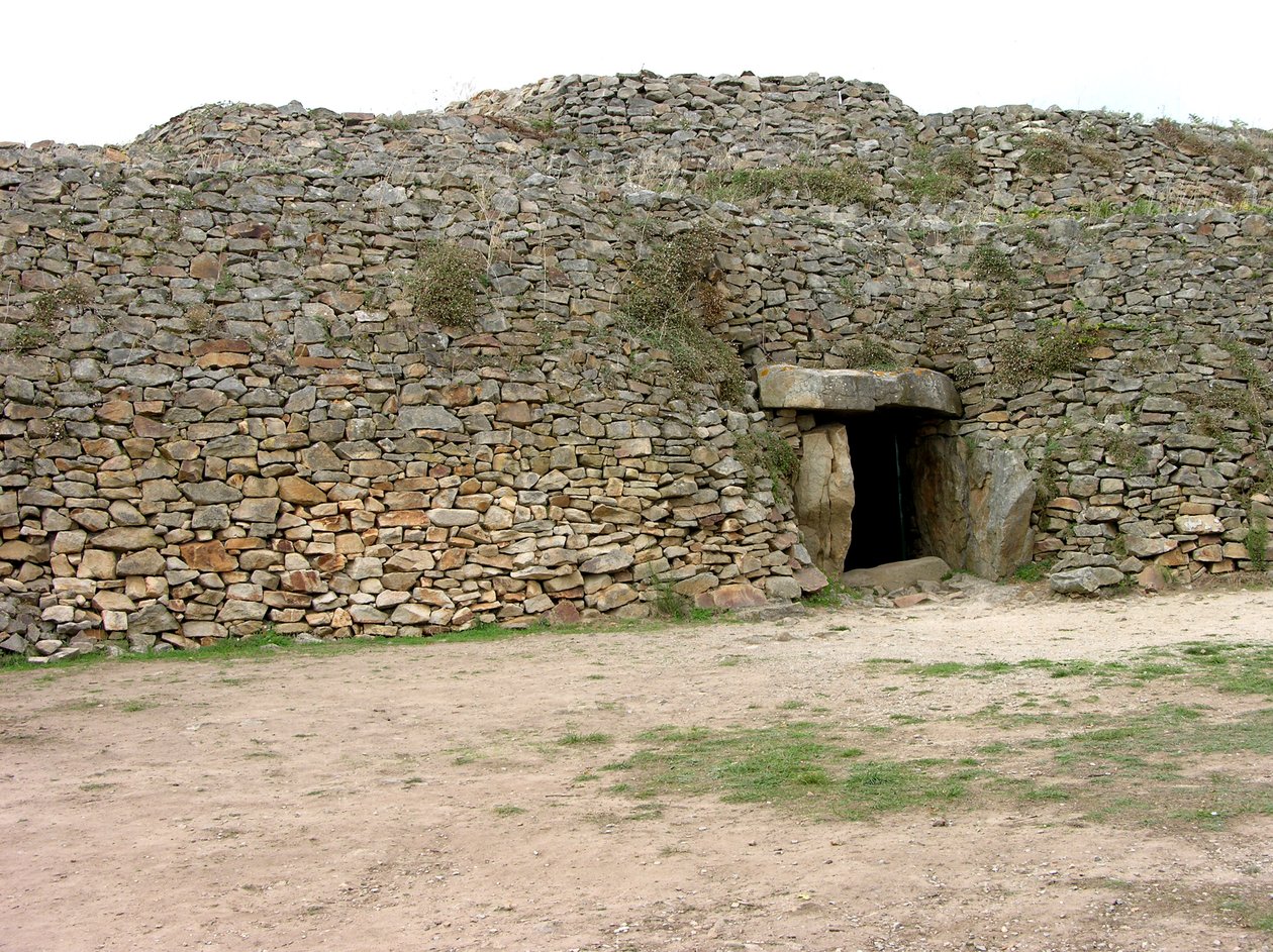Ingang van het ganggraf, ontdekt in 1825 door Neolithic