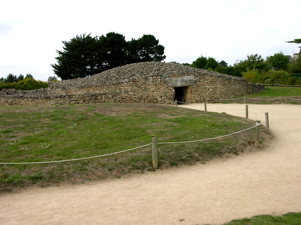 Ingang van het ganggraf, ontdekt 1825 door Neolithic