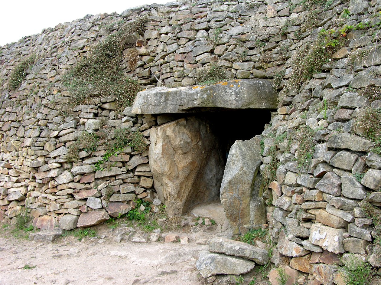 Ingang van het ganggraf, ontdekt in 1825 door Neolithic