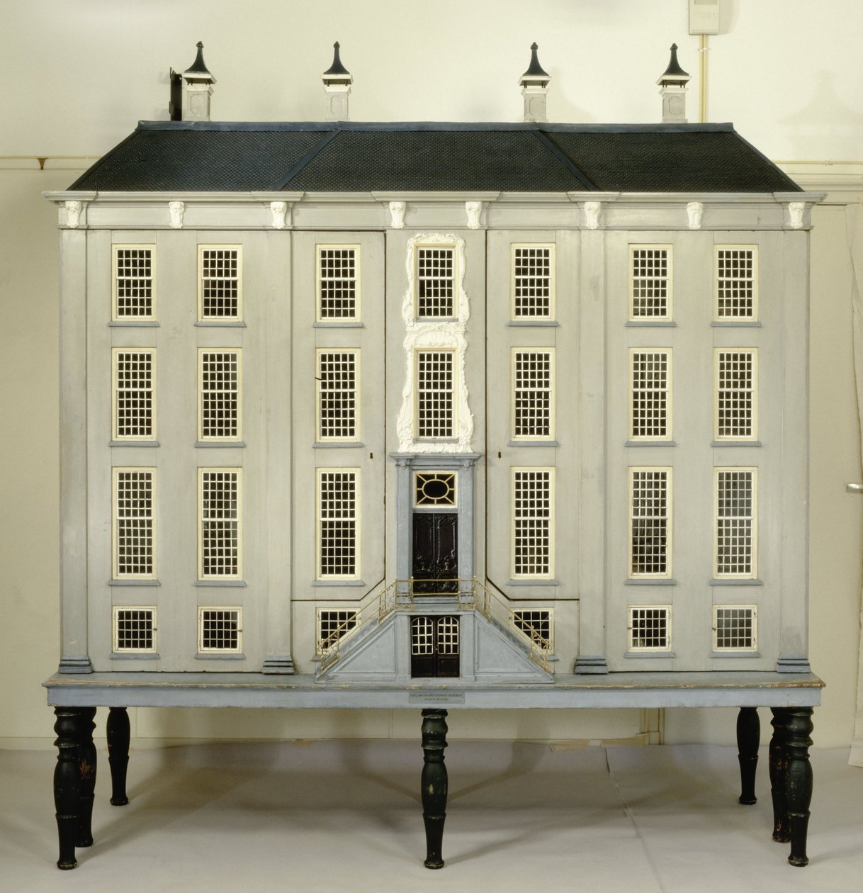 Poppenhuis door Netherlandish School