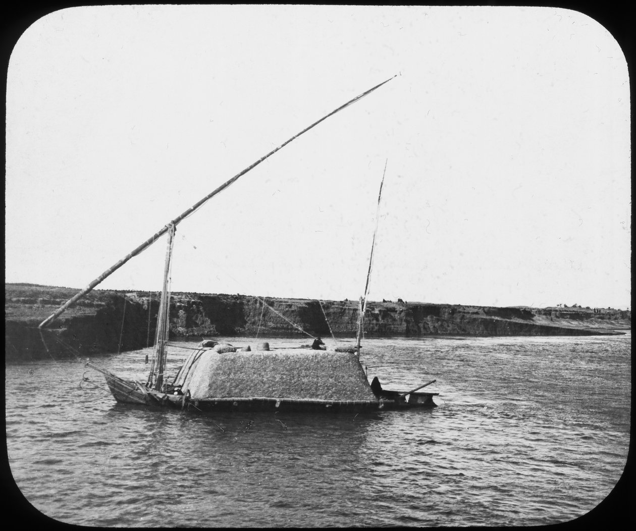 Een geladen dahabiyeh, Egypte, ca. 1890 door Newton and Co