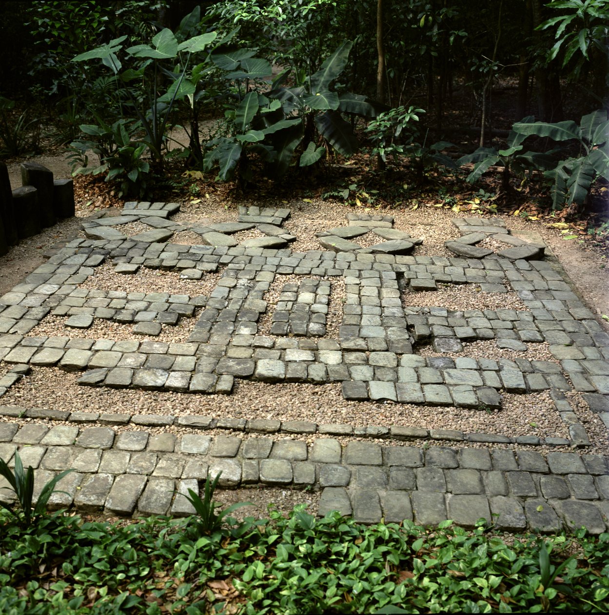 Trottoir met gestileerde mond van een jaguar, Pre-Klassieke Periode (stenen mozaïek) door Olmec