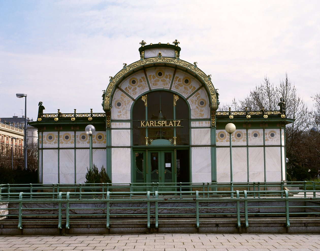 Het Otto Wagner Paviljoen op Karlsplatz door Otto Wagner