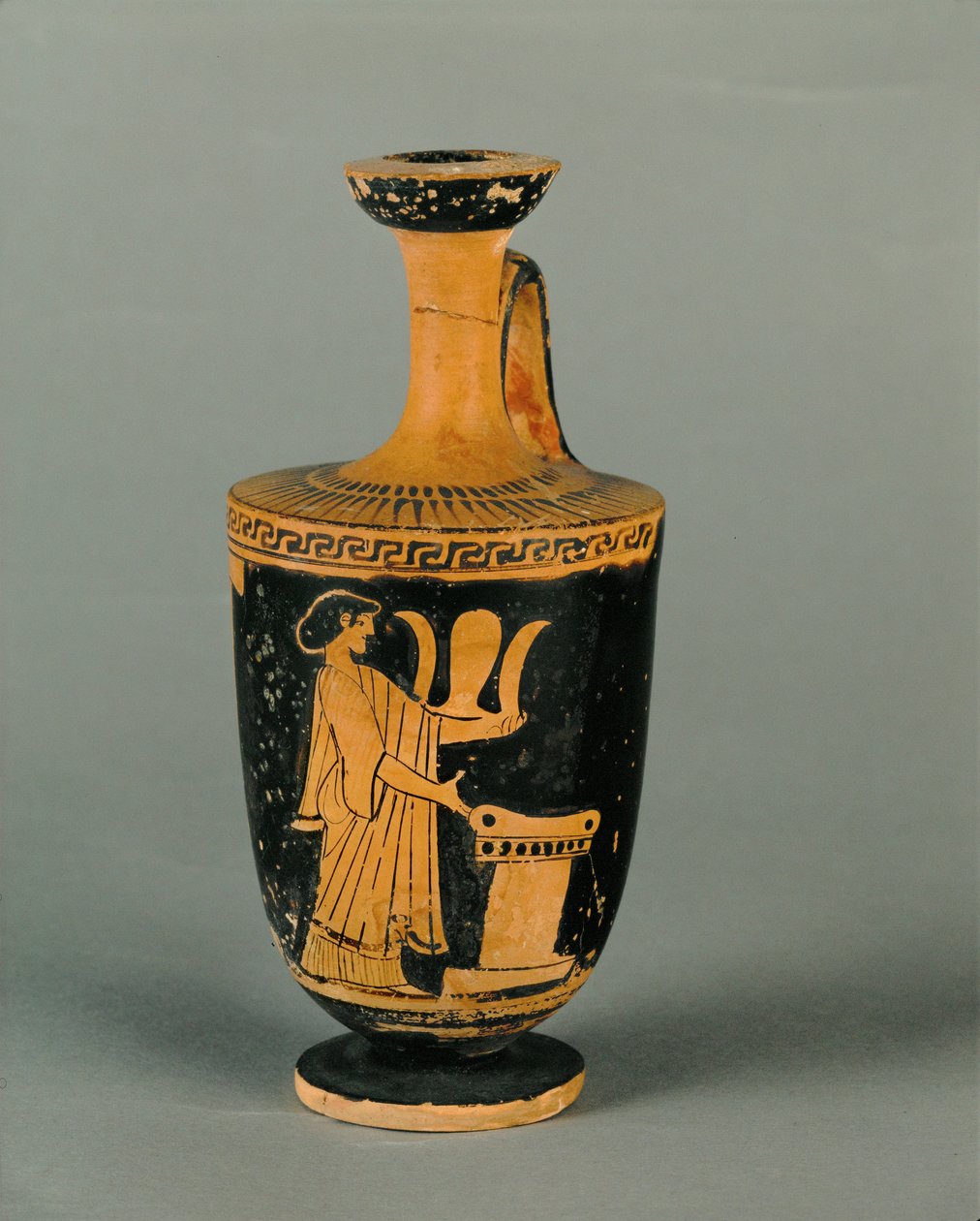Vrouw bij een altaar. Kleine, roodfigurige lekythos ... door Painter Icarus