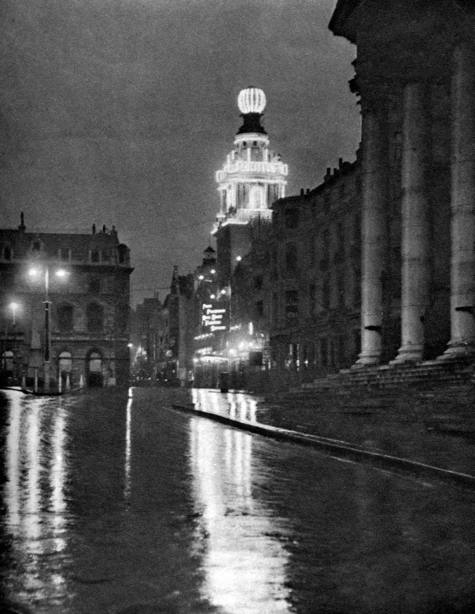 Nat weer op Trafalgar Square, Londen, 1926-1927 door Paterson