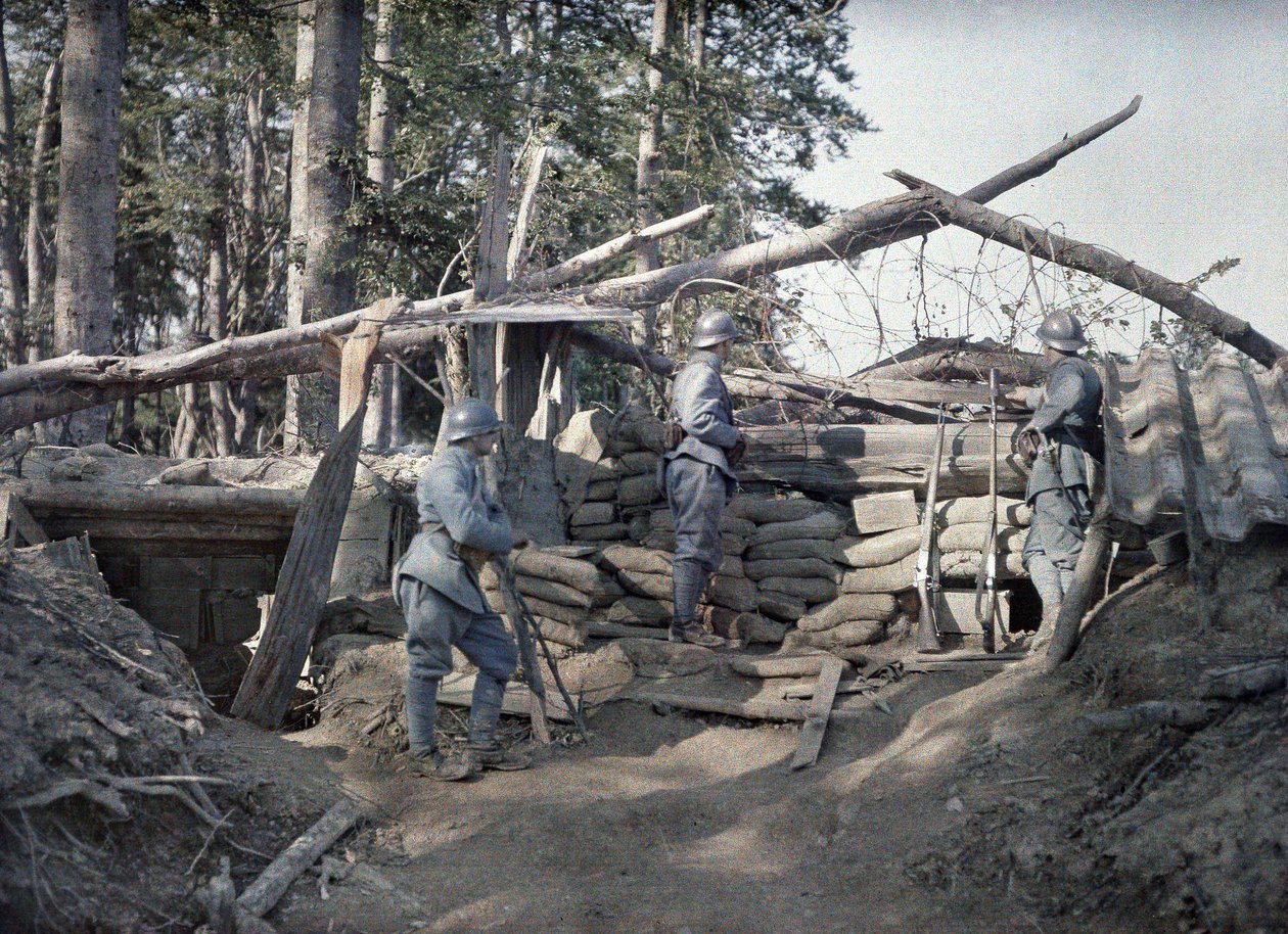 Een Franse observatiepost met drie soldaten in een loopgraaf versterkt met houten balken en zandzakken dicht bij de Duitse linies, Hirtzbach, Departement Haut-Rhin, Elzas, Frankrijk, 16 juni 1917 door Paul Castelnau