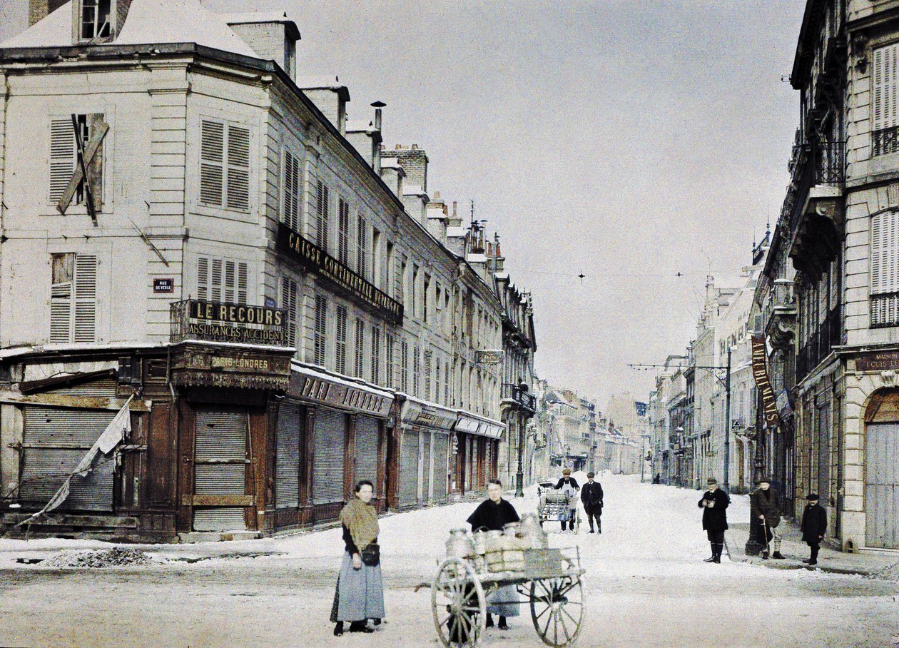 Een vrouw met een kar vol melkbussen in Rue de Vesle en een man met een andere kar in Rue de Talleyrand achter haar, Reims, Frankrijk, 3 maart 1917 door Paul Castelnau
